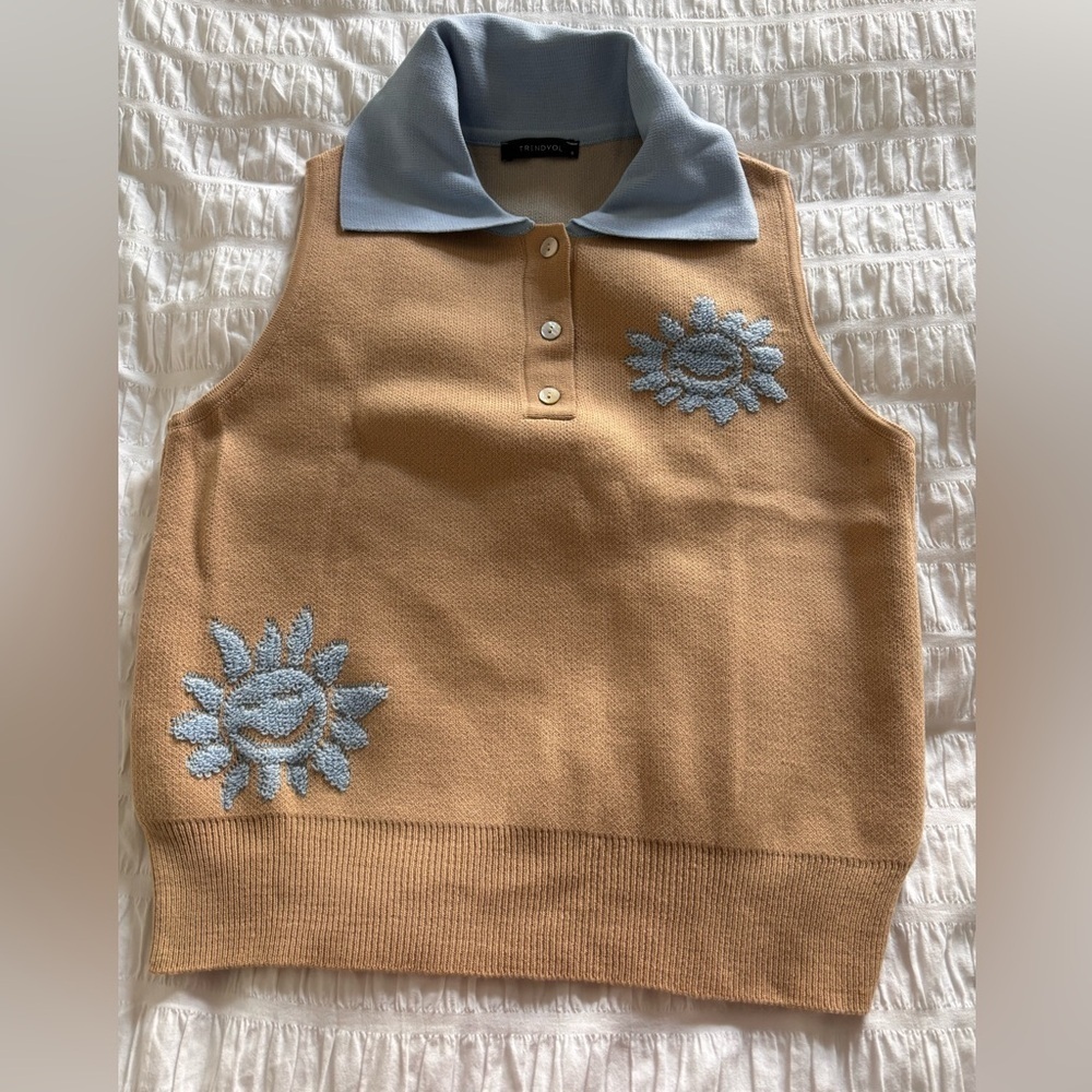 Trendyol Tan Sleeveless Sweater with Blue Collar Fun Design